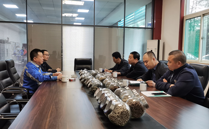 與集團(tuán)總經(jīng)理孫寧波及部門負(fù)責(zé)人座談，就項(xiàng)目建設(shè)、環(huán)境影響、補(bǔ)貼政策等內(nèi)容進(jìn)行了探討交流
