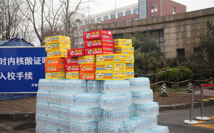 2月25日，山東金格瑞機(jī)械有限公司派代表來到齊魯師范學(xué)院捐贈防疫物資，保障校園防疫物品備足備齊，助力學(xué)校的疫情防控工作。