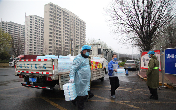 2月25日，山東金格瑞機(jī)械有限公司派代表來到齊魯師范學(xué)院捐贈防疫物資，保障校園防疫物品備足備齊，助力學(xué)校的疫情防控工作。