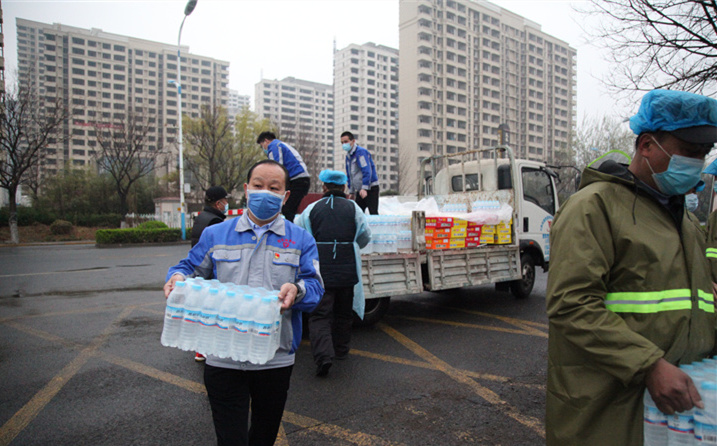 2月25日，山東金格瑞機(jī)械有限公司派代表來到齊魯師范學(xué)院捐贈防疫物資，保障校園防疫物品備足備齊，助力學(xué)校的疫情防控工作。