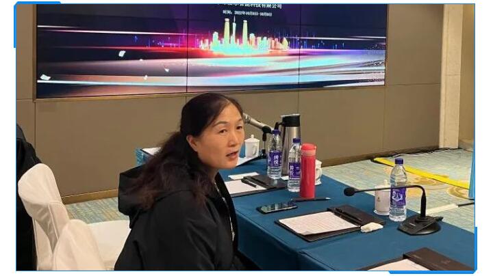 集團(tuán)財務(wù)總監(jiān)劉清華在聽取了銷售部門的數(shù)據(jù)對比與銷售人員的分析后，她提出應(yīng)該加強客戶的銷售服務(wù)