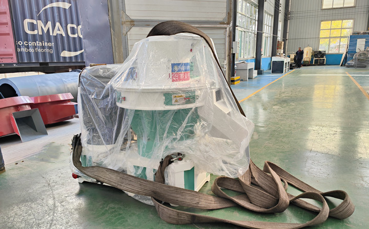 顆粒機單機時產(chǎn)量可以達到0.7-1噸，一天按照10小時計算，可以產(chǎn)出7-10噸成品顆粒，按照1噸顆粒最低100元錢利潤來計算，一天的利潤可以達到700-1000元。