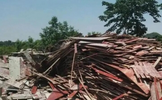 模板拆遷料木托盤用鋸末顆粒機(jī)這樣處理省時(shí)省力又賺錢！