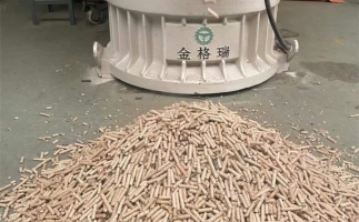 木屑顆粒機加工環(huán)保燃料顆粒，用綠色昭示未來